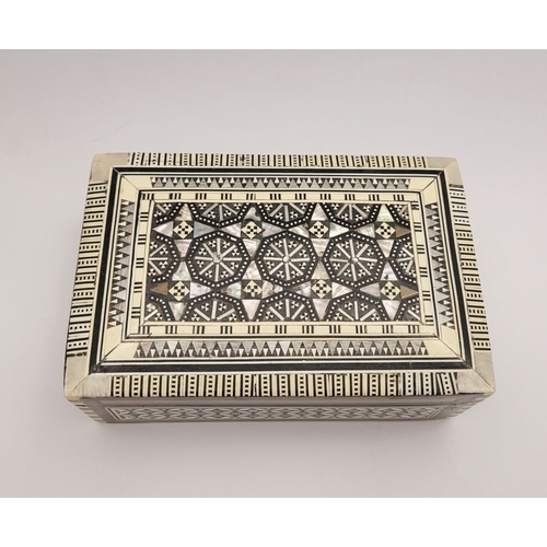 45 - A NICE MARQUETRY INLAID JEWELLERY / TRINKET BOX, with geometric decorative inlaid to the lid and sid... 