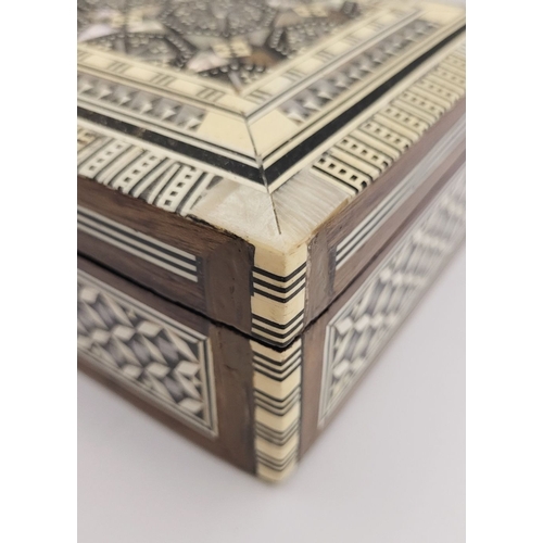 45 - A NICE MARQUETRY INLAID JEWELLERY / TRINKET BOX, with geometric decorative inlaid to the lid and sid... 