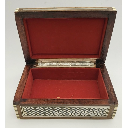 45 - A NICE MARQUETRY INLAID JEWELLERY / TRINKET BOX, with geometric decorative inlaid to the lid and sid... 