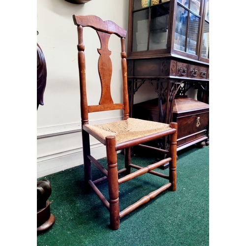 53 - A NEATLY SIZED LOW RISE 18TH CENTURY COUNTRY STYLE QUEEN ANNE CHAIR, with a woven straw/cane seat, t... 