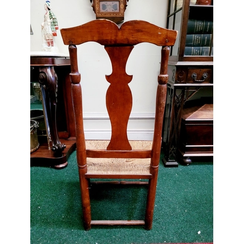 53 - A NEATLY SIZED LOW RISE 18TH CENTURY COUNTRY STYLE QUEEN ANNE CHAIR, with a woven straw/cane seat, t... 