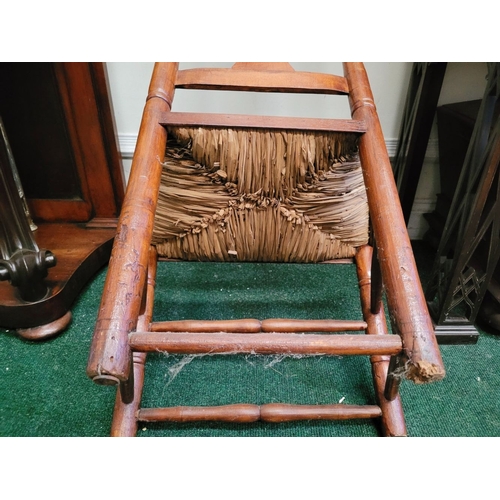 53 - A NEATLY SIZED LOW RISE 18TH CENTURY COUNTRY STYLE QUEEN ANNE CHAIR, with a woven straw/cane seat, t... 