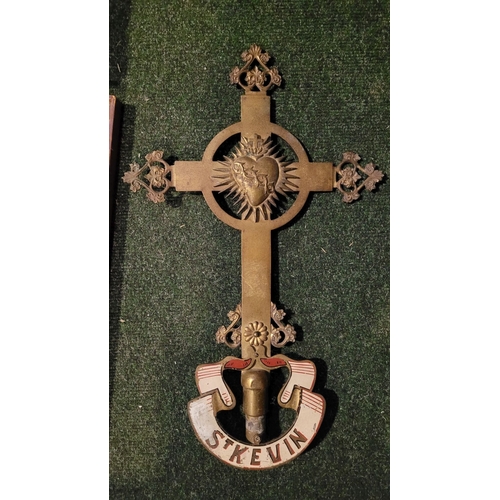 68 - A VERY HEAVY BRASS ANTIQUE ECCLESIASTICAL BRASS STAFF TOPPER, in the form of a large cross with larg... 