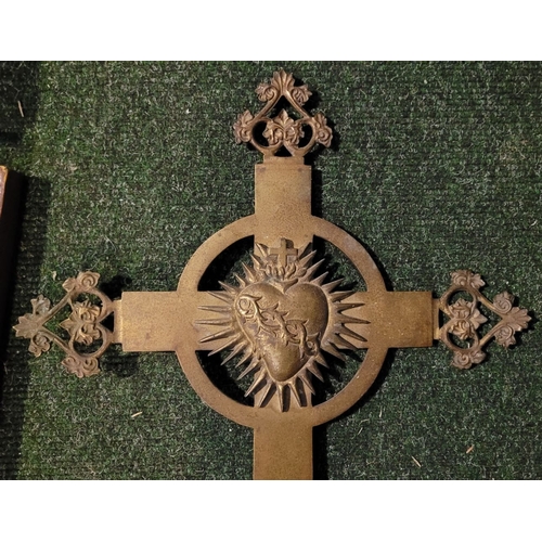 68 - A VERY HEAVY BRASS ANTIQUE ECCLESIASTICAL BRASS STAFF TOPPER, in the form of a large cross with larg... 