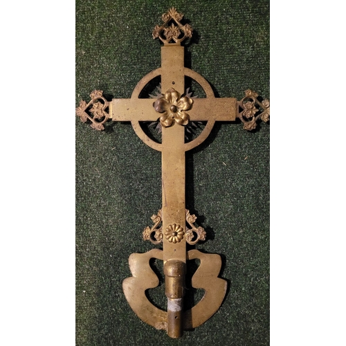 68 - A VERY HEAVY BRASS ANTIQUE ECCLESIASTICAL BRASS STAFF TOPPER, in the form of a large cross with larg... 