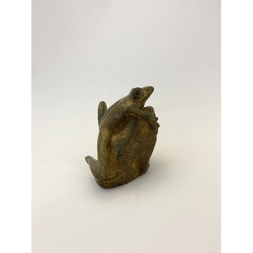 70 - PIERRE CHENET FOUNDRY (FRENCH, 20TH CENTURY), bronze sculpture in the form of a frog on stone, with ... 