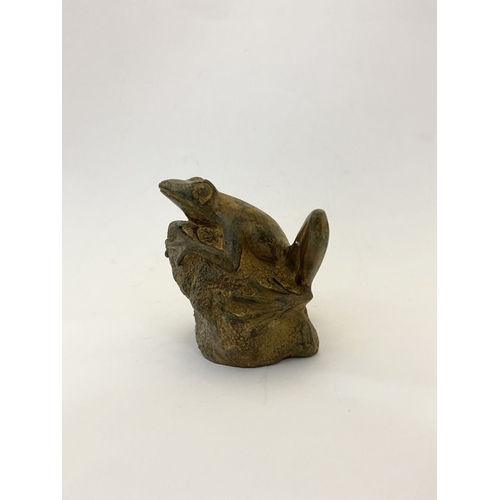 70 - PIERRE CHENET FOUNDRY (FRENCH, 20TH CENTURY), bronze sculpture in the form of a frog on stone, with ... 