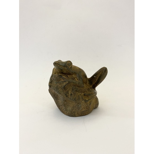 70 - PIERRE CHENET FOUNDRY (FRENCH, 20TH CENTURY), bronze sculpture in the form of a frog on stone, with ... 