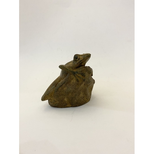 70 - PIERRE CHENET FOUNDRY (FRENCH, 20TH CENTURY), bronze sculpture in the form of a frog on stone, with ... 