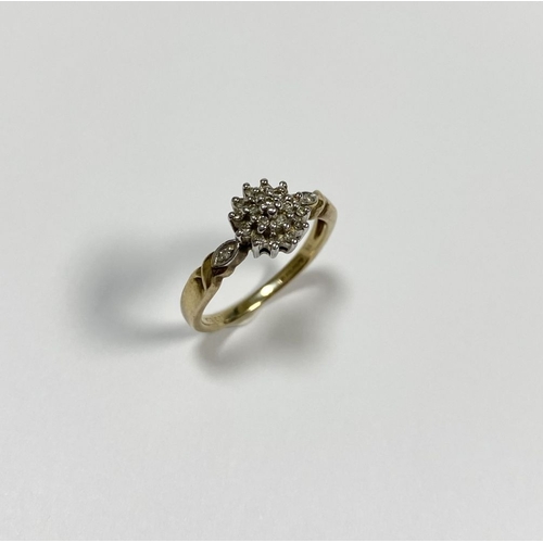 76 - A BEAUTIFUL 9CT YELLOW GOLD DIAMOND CLUSTER RING, with central round cut diamond surrounded by two r... 