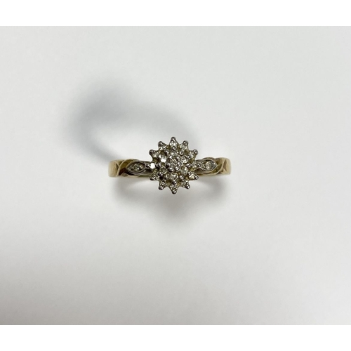 76 - A BEAUTIFUL 9CT YELLOW GOLD DIAMOND CLUSTER RING, with central round cut diamond surrounded by two r... 