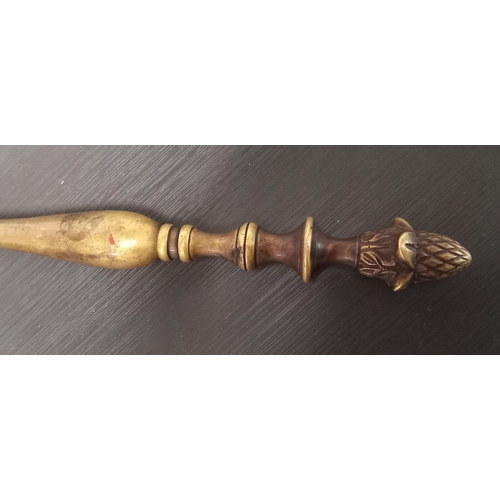 86 - AN ANTIQUE MAGNIFYING GLASS WITH DECORATIVE HANDLE having a pineapple tip. 31cm long, 10cm wide.