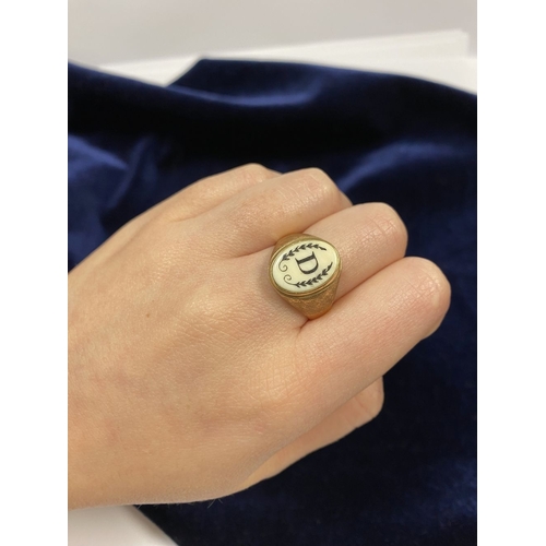 87 - A 14CT YELLOW GOLD ‘D’ ENGRAVED SIGNET RING, with central oval inset carved ‘D’ between fleur de lis... 