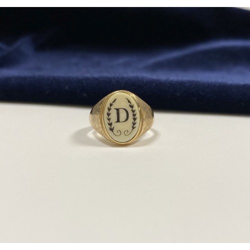 87 - A 14CT YELLOW GOLD ‘D’ ENGRAVED SIGNET RING, with central oval inset carved ‘D’ between fleur de lis... 