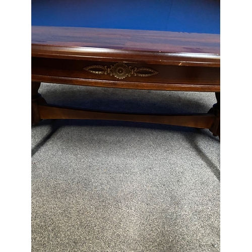 88 - AN OVAL FIGURED MAHOGANY COFFEE TABLE, oval top with molded border, foliate detail to frieze, raised... 