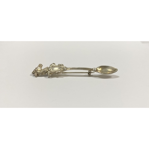 96 - A CHARMING STERLING SILVER SOUVENIR SPOON BROOCH, the handle mounted with blank cartouche below hors... 