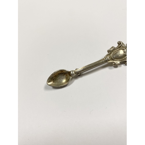 96 - A CHARMING STERLING SILVER SOUVENIR SPOON BROOCH, the handle mounted with blank cartouche below hors... 