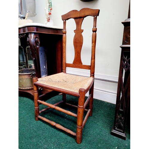 122 - A NEATLY SIZED LOW RISE 18TH CENTURY COUNTRY STYLE QUEEN ANNE CHAIR, with a woven straw/cane seat, t... 