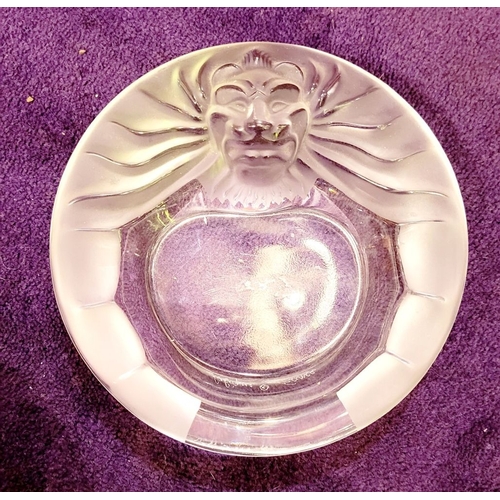 191 - A VINTAGE LALIQUE LION HEAD ASHTRAY / TRINKET TRAY, circa 1970s, etched Lalique France to the unders... 