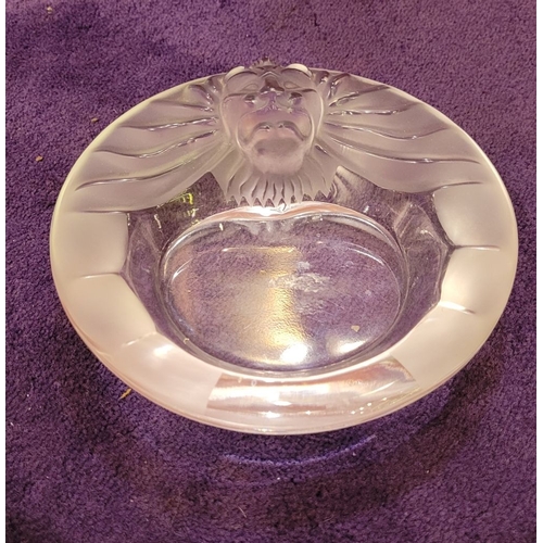 191 - A VINTAGE LALIQUE LION HEAD ASHTRAY / TRINKET TRAY, circa 1970s, etched Lalique France to the unders... 