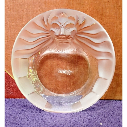 191 - A VINTAGE LALIQUE LION HEAD ASHTRAY / TRINKET TRAY, circa 1970s, etched Lalique France to the unders... 