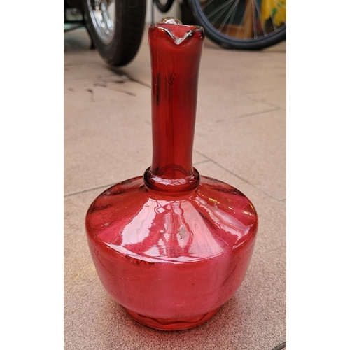 192 - A VERY GOOD ANTIQUE CRANBERRY GLASS DECANTER JUG, with clear glass curved handle, in very good/excel... 