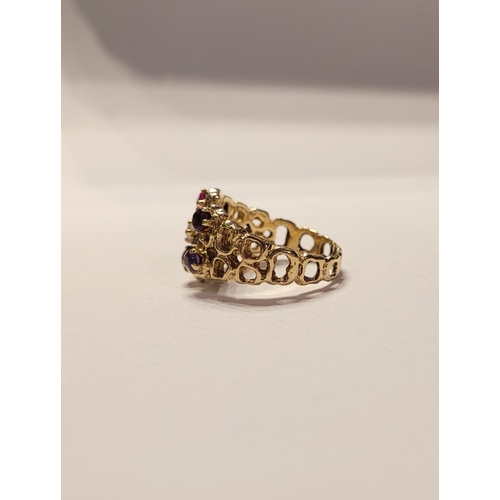 20 - AN EYE CATCHING 9CT YELLOW GOLD MULTI STONE CLUSTER / COCKTAIL RING, with pierced band & shank set w... 