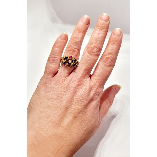 20 - AN EYE CATCHING 9CT YELLOW GOLD MULTI STONE CLUSTER / COCKTAIL RING, with pierced band & shank set w... 