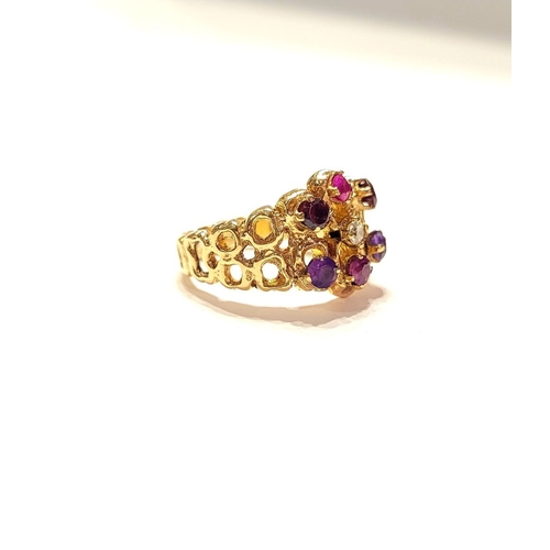 20 - AN EYE CATCHING 9CT YELLOW GOLD MULTI STONE CLUSTER / COCKTAIL RING, with pierced band & shank set w... 