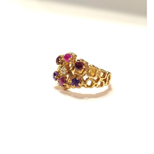 20 - AN EYE CATCHING 9CT YELLOW GOLD MULTI STONE CLUSTER / COCKTAIL RING, with pierced band & shank set w... 