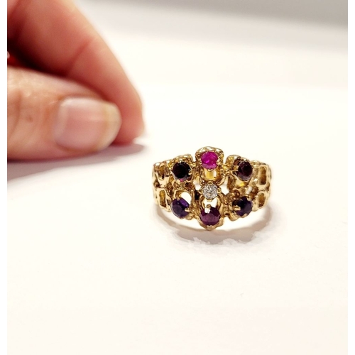 20 - AN EYE CATCHING 9CT YELLOW GOLD MULTI STONE CLUSTER / COCKTAIL RING, with pierced band & shank set w... 