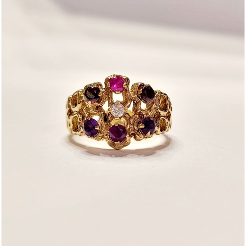 20 - AN EYE CATCHING 9CT YELLOW GOLD MULTI STONE CLUSTER / COCKTAIL RING, with pierced band & shank set w... 