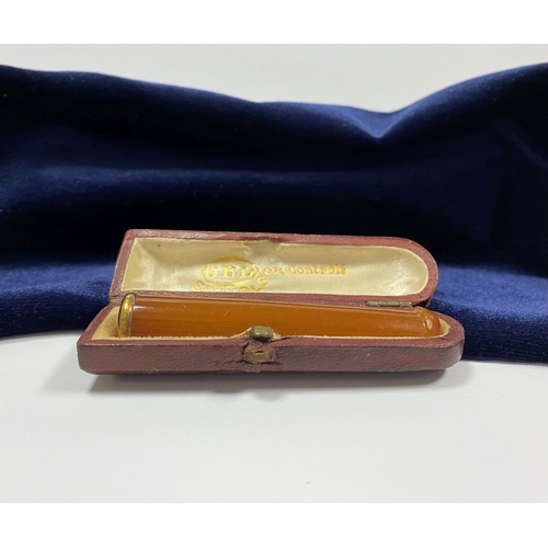 23 - A VINTAGE FRENCH CASED 9CT YELLOW GOLD CIGARETTE HOLDER, amber with gold mounted top, marks rubbed, ... 