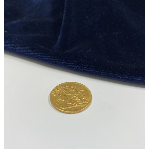 27 - A 1912 GOLD SOVEREIGN GEORGE V, dimensions: 22.05mm. Weight: 8g approx. Condition: as photographed