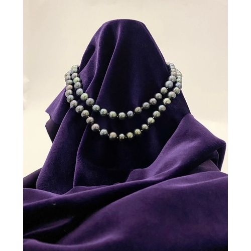 28 - A BEAUTIFUL PEACOCK PEARL NECKLACE, long strand of vibrant peacock pearls. Dimensions: 54.5cm long a... 