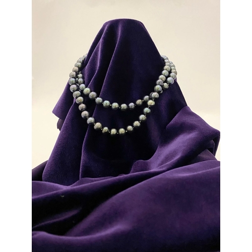 28 - A BEAUTIFUL PEACOCK PEARL NECKLACE, long strand of vibrant peacock pearls. Dimensions: 54.5cm long a... 