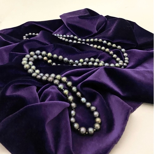 28 - A BEAUTIFUL PEACOCK PEARL NECKLACE, long strand of vibrant peacock pearls. Dimensions: 54.5cm long a... 