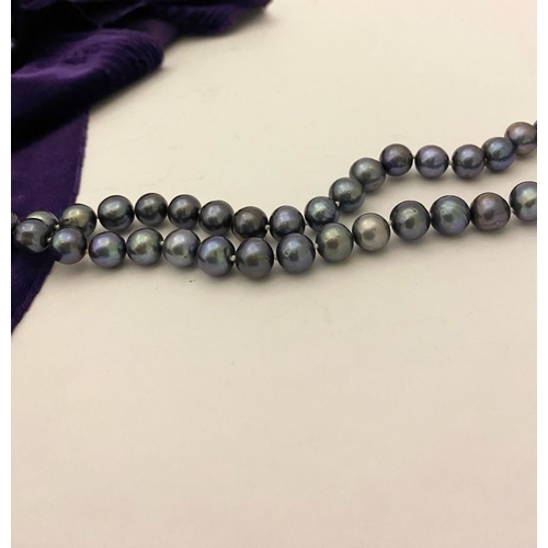 28 - A BEAUTIFUL PEACOCK PEARL NECKLACE, long strand of vibrant peacock pearls. Dimensions: 54.5cm long a... 