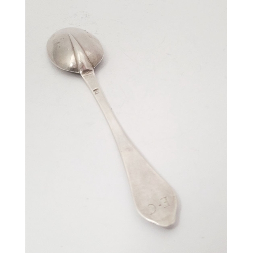 34 - A RATE EARLY 18TH CENTURY RAT’S TAIL DOG NOSE TIPPED SILVER SPOON, maker’s mark of A.R to the revers... 