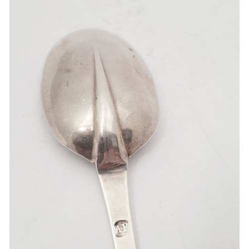 34 - A RATE EARLY 18TH CENTURY RAT’S TAIL DOG NOSE TIPPED SILVER SPOON, maker’s mark of A.R to the revers... 