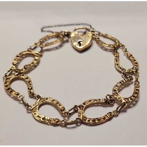 49 - A GOOD QUALITY VINTAGE 9CT YELLOW GOLD HORSESHOE LINK BRACELET, with heart shaped locket clasp. Link... 