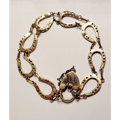 49 - A GOOD QUALITY VINTAGE 9CT YELLOW GOLD HORSESHOE LINK BRACELET, with heart shaped locket clasp. Link... 