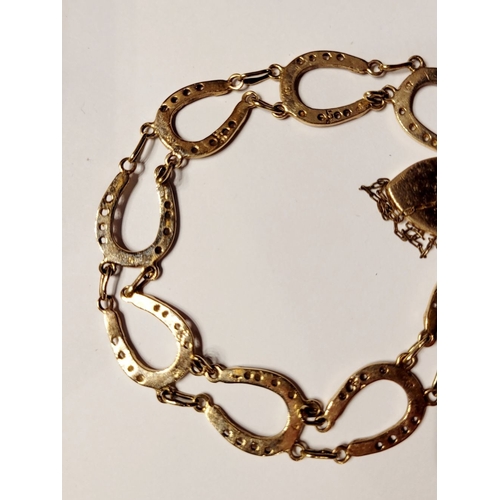 49 - A GOOD QUALITY VINTAGE 9CT YELLOW GOLD HORSESHOE LINK BRACELET, with heart shaped locket clasp. Link... 