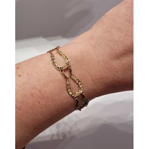 49 - A GOOD QUALITY VINTAGE 9CT YELLOW GOLD HORSESHOE LINK BRACELET, with heart shaped locket clasp. Link... 