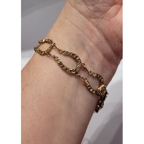 49 - A GOOD QUALITY VINTAGE 9CT YELLOW GOLD HORSESHOE LINK BRACELET, with heart shaped locket clasp. Link... 