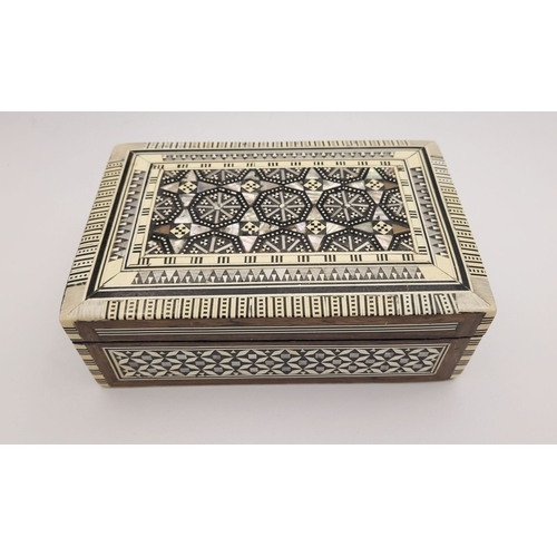 58 - A NICE MARQUETRY INLAID JEWELLERY / TRINKET BOX, with geometric decorative inlaid to the lid and sid... 