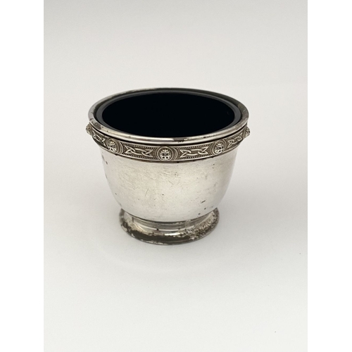 107 - AN EARLY 20TH CENTURY IRISH SILVER NAPKIN RING & SALT, (i) oval shaped napkin ring, Hallmarked Jewel... 