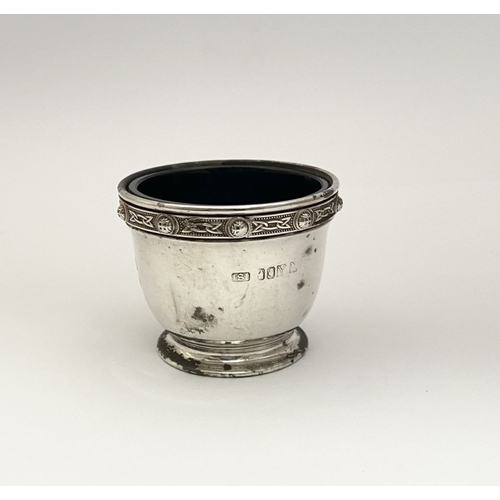 107 - AN EARLY 20TH CENTURY IRISH SILVER NAPKIN RING & SALT, (i) oval shaped napkin ring, Hallmarked Jewel... 