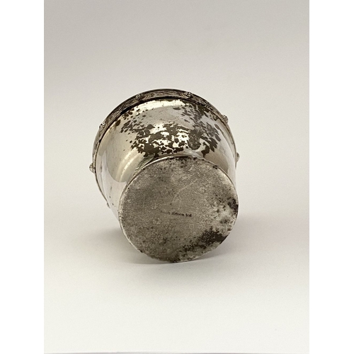 107 - AN EARLY 20TH CENTURY IRISH SILVER NAPKIN RING & SALT, (i) oval shaped napkin ring, Hallmarked Jewel... 