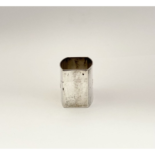 107 - AN EARLY 20TH CENTURY IRISH SILVER NAPKIN RING & SALT, (i) oval shaped napkin ring, Hallmarked Jewel... 